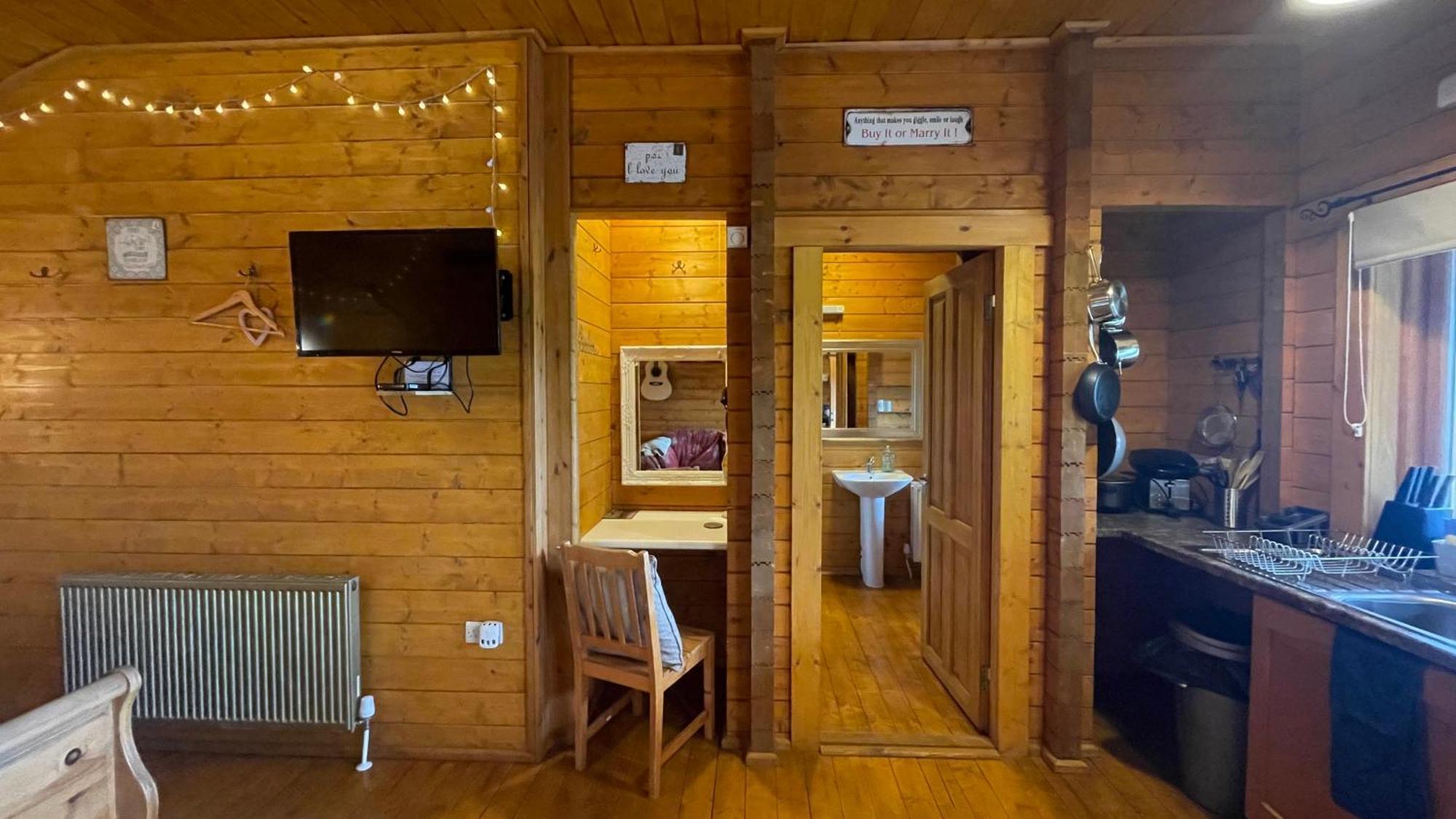 Blossom Cabin - Little Log Cabin In Wales Newtown  Εξωτερικό φωτογραφία